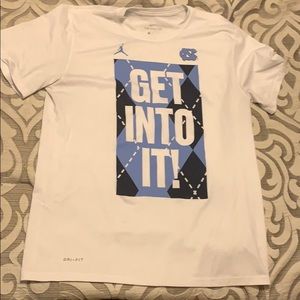 Adult L Carolina Tarheels shirt